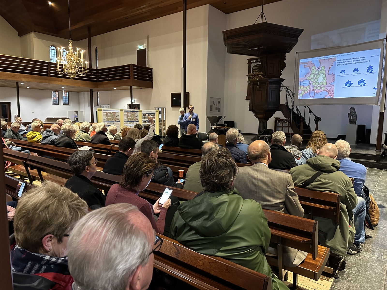 Een volle grote kerk tijdens de participatieavond